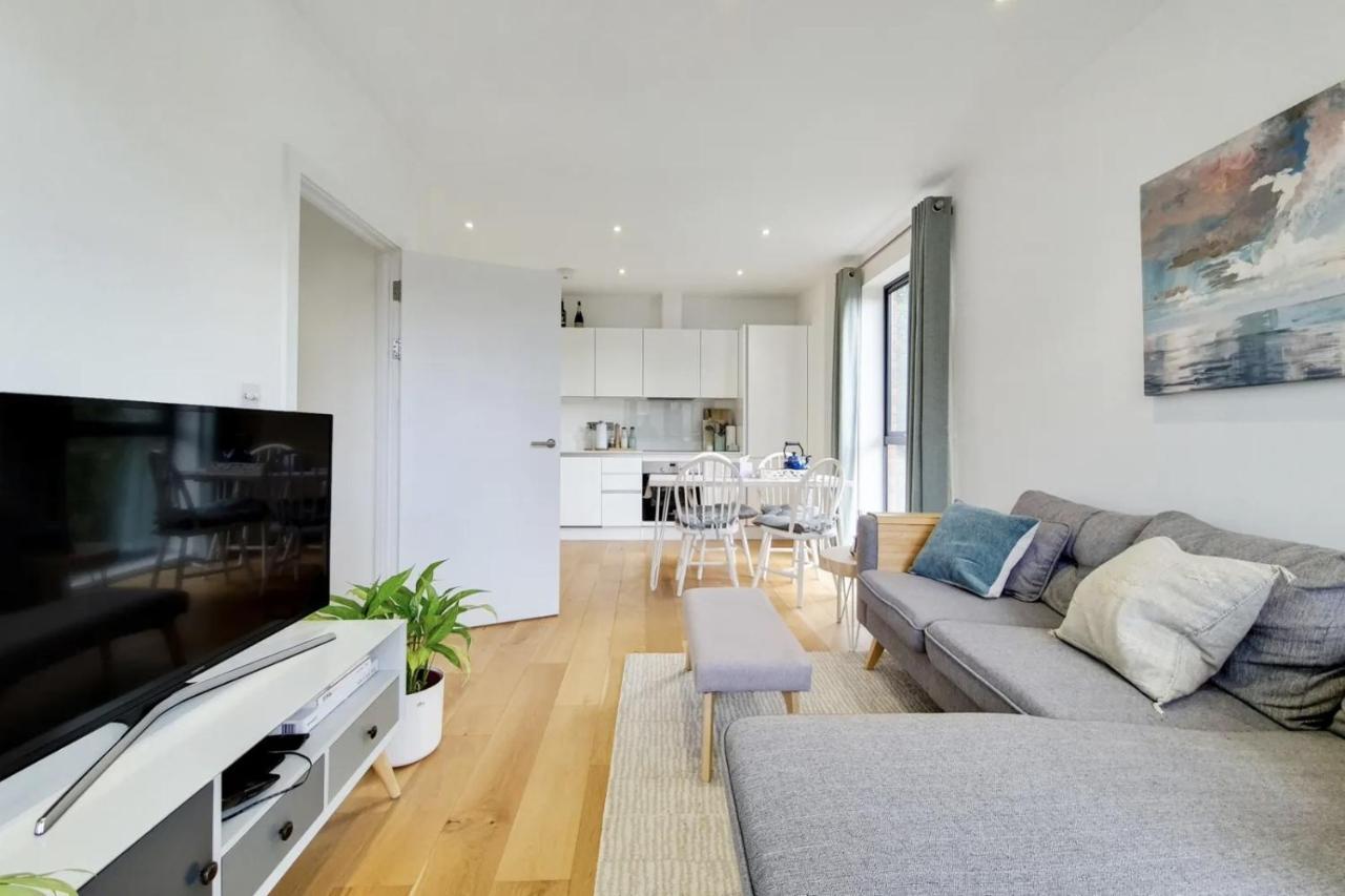 Luxury 2 Bed 2 Bath With Balcony New Build *south London* Apartment