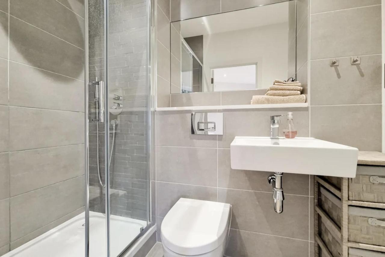 Luxury 2 Bed 2 Bath With Balcony New Build *south London* * London