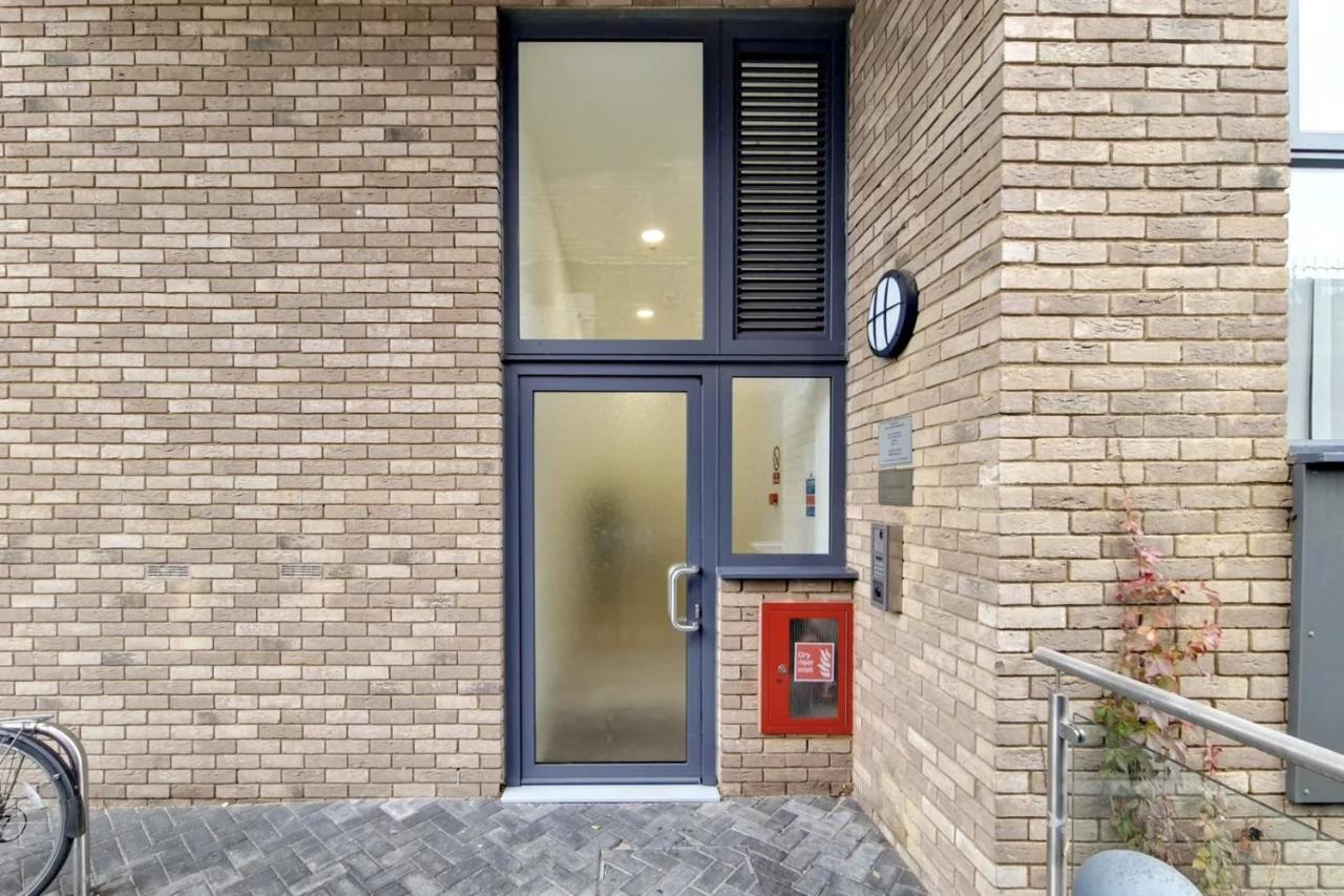 Apartment Luxury 2 Bed 2 Bath With Balcony New Build *south London* *
