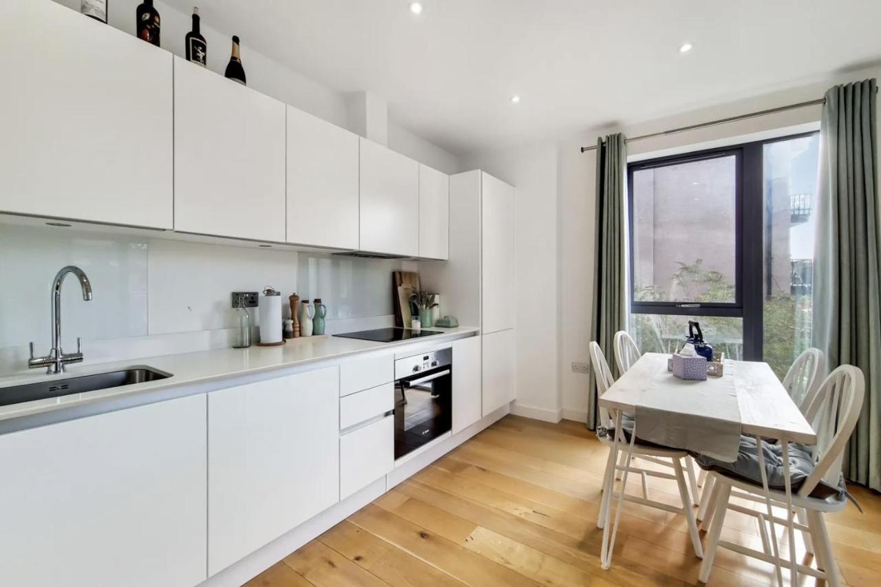 Apartment Luxury 2 Bed 2 Bath With Balcony New Build *south London* London