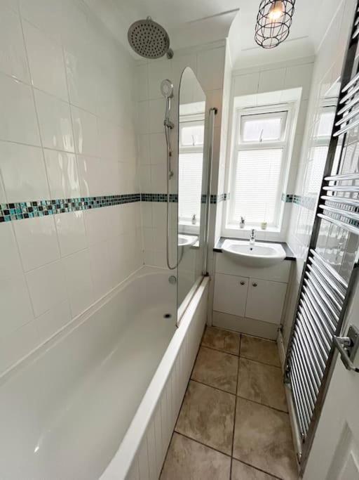 Aprt 10mins Walk From The Shard! *