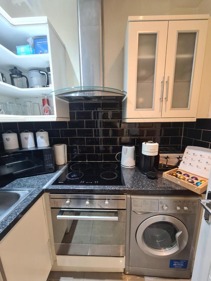 Rare Gem Close To Transport Links Appartement