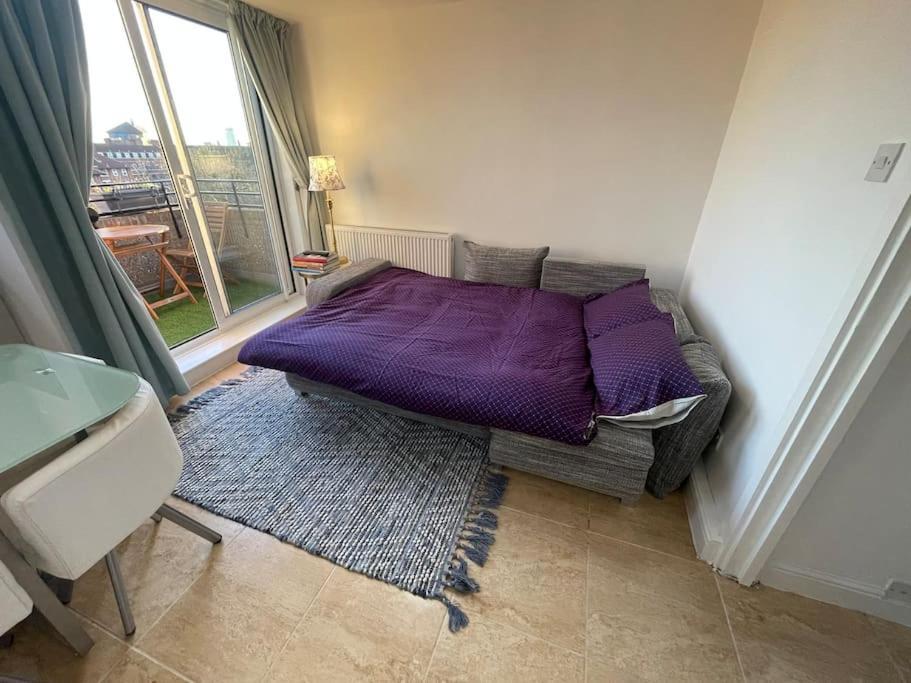 Stylish Flat Next To Tower Of And Skd Marina Apartment London