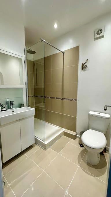 Sienna's 2 - Bedroom Apartment, London, N1. Apartamento