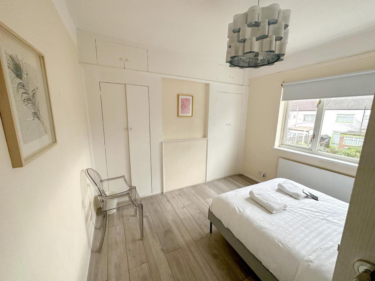 208 Clements Road * London