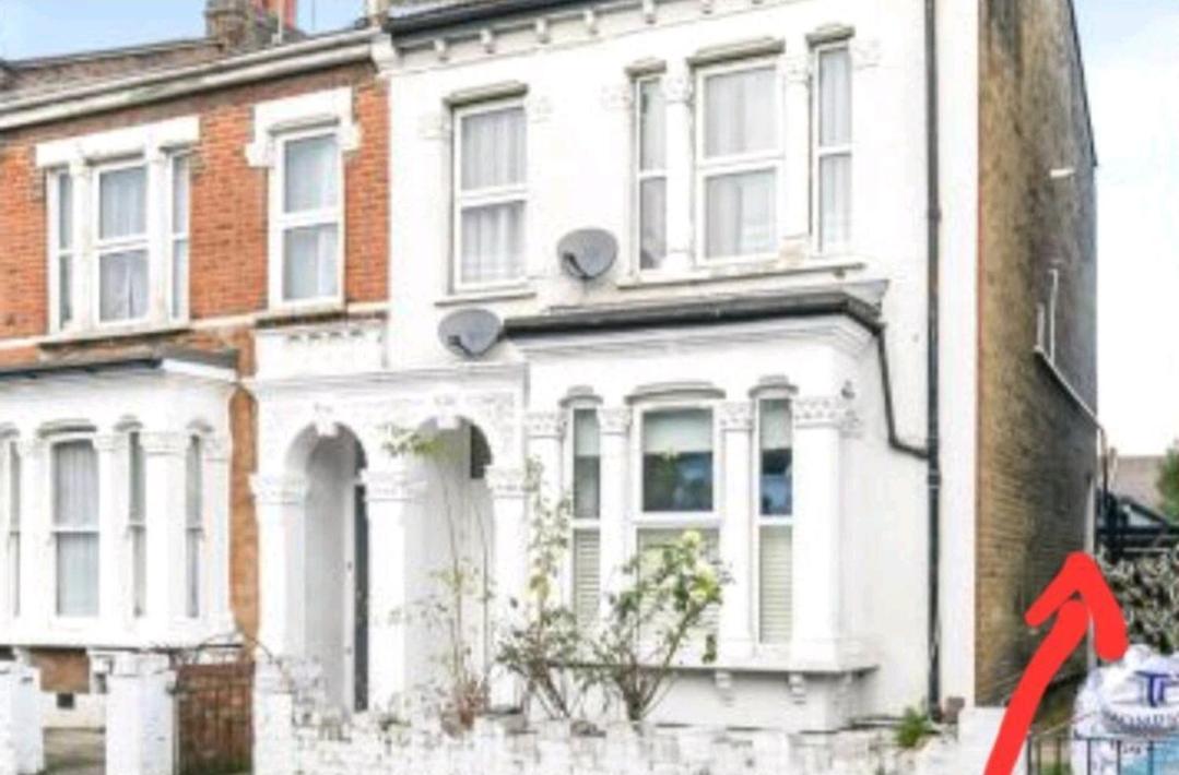With Luxury Private Bathroom & Independent Entrance Near Tube * London