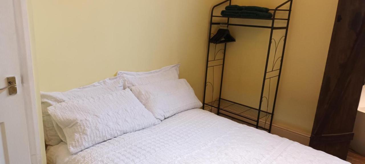 With Luxury Private Bathroom & Independent Entrance Near Tube Gasthuis *