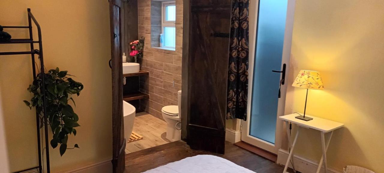 With Luxury Private Bathroom & Independent Entrance Near Tube Gasthuis Londen