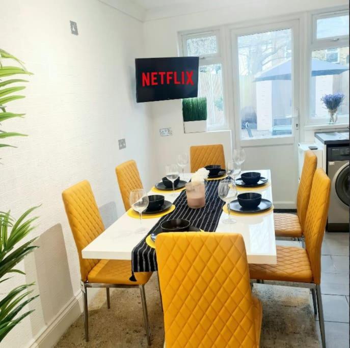 Private House With Free Parking Сasa de vacaciones *