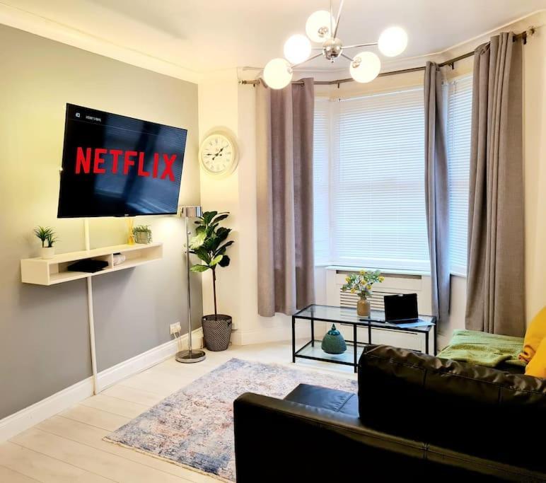 Private House With Free Parking * Londres