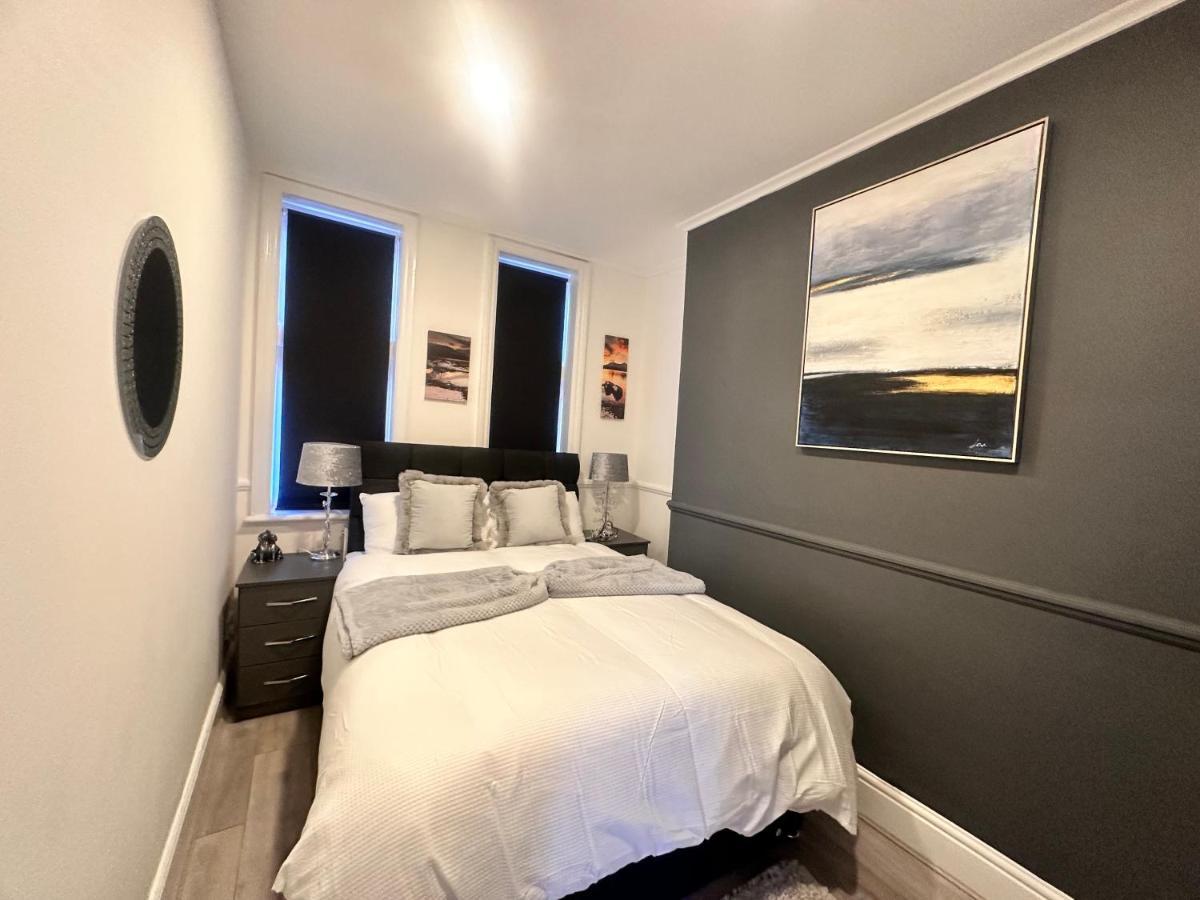 Apartment Kensington High Street London