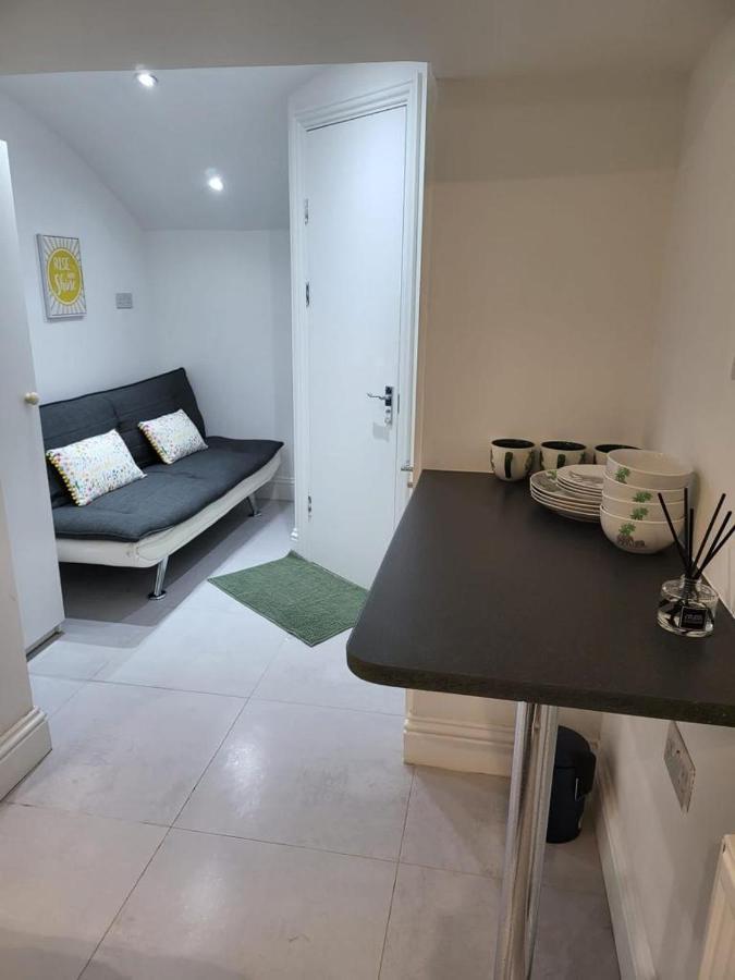 Fancy Basement Flat B * Londen