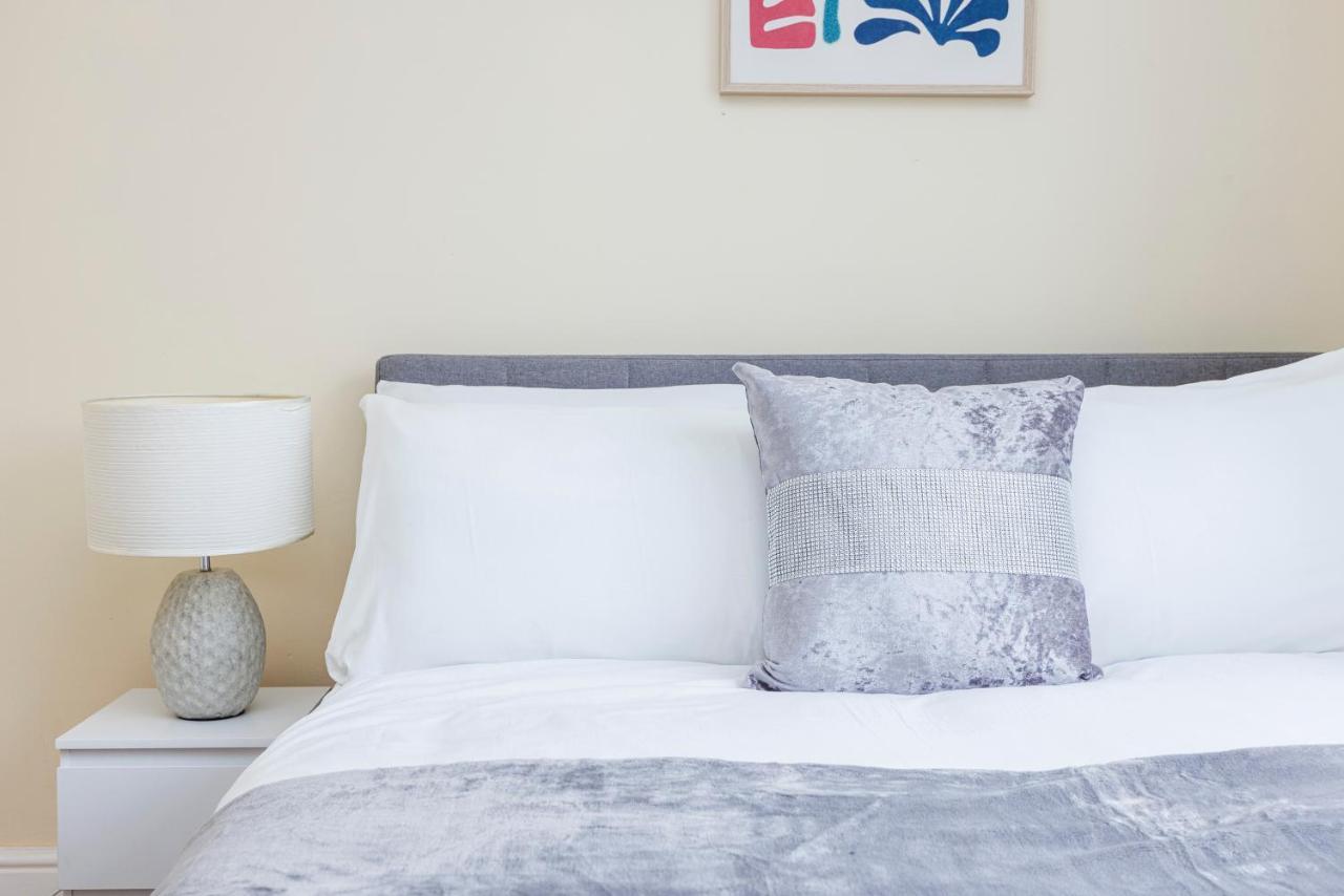 2 Bedroom House By Av Stays Short Lets Croydon With Free Wi-fi Holiday home London