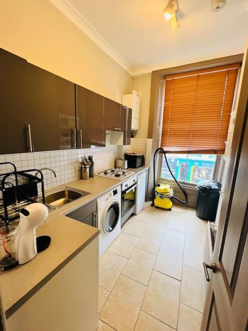 3 Notting Hill, Portobello Road-amazing Location! Leilighet London