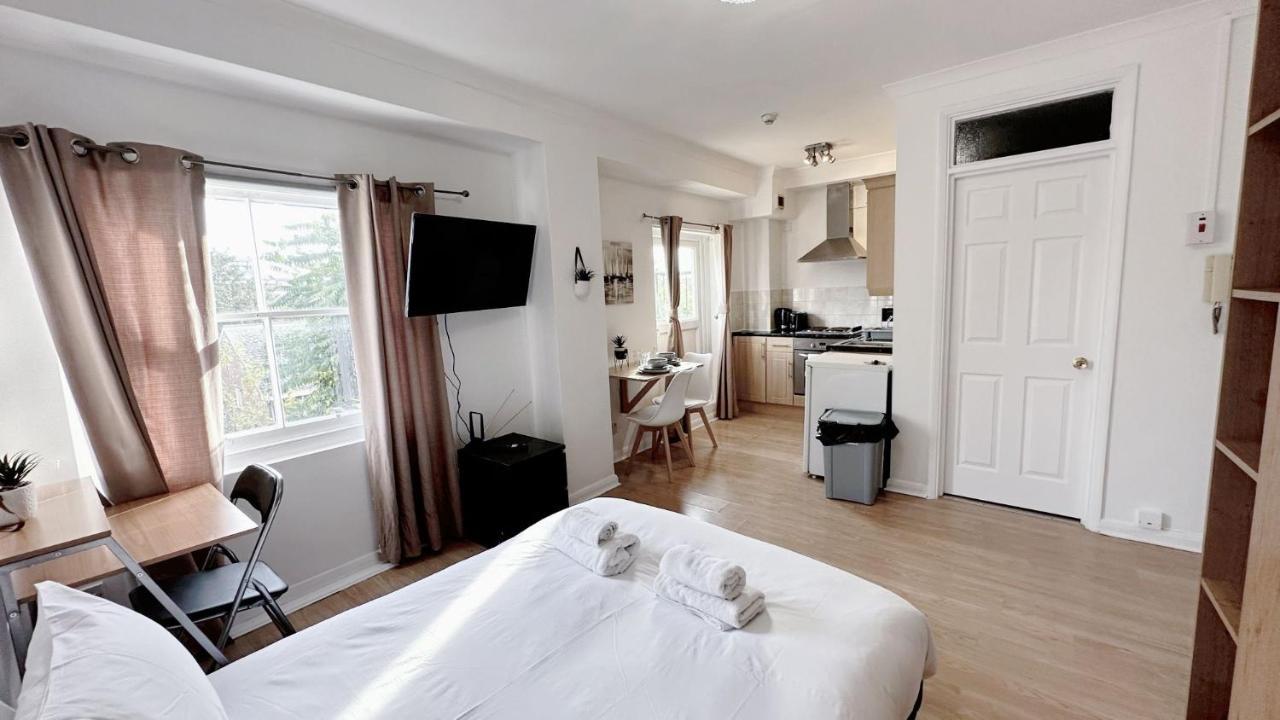 Charming Studio Flat With Private Balcony And Patio In The Heart Of Chelsea Leilighet