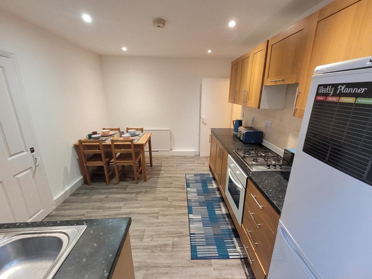 Spacious 2 Bedroom House In With Garden London