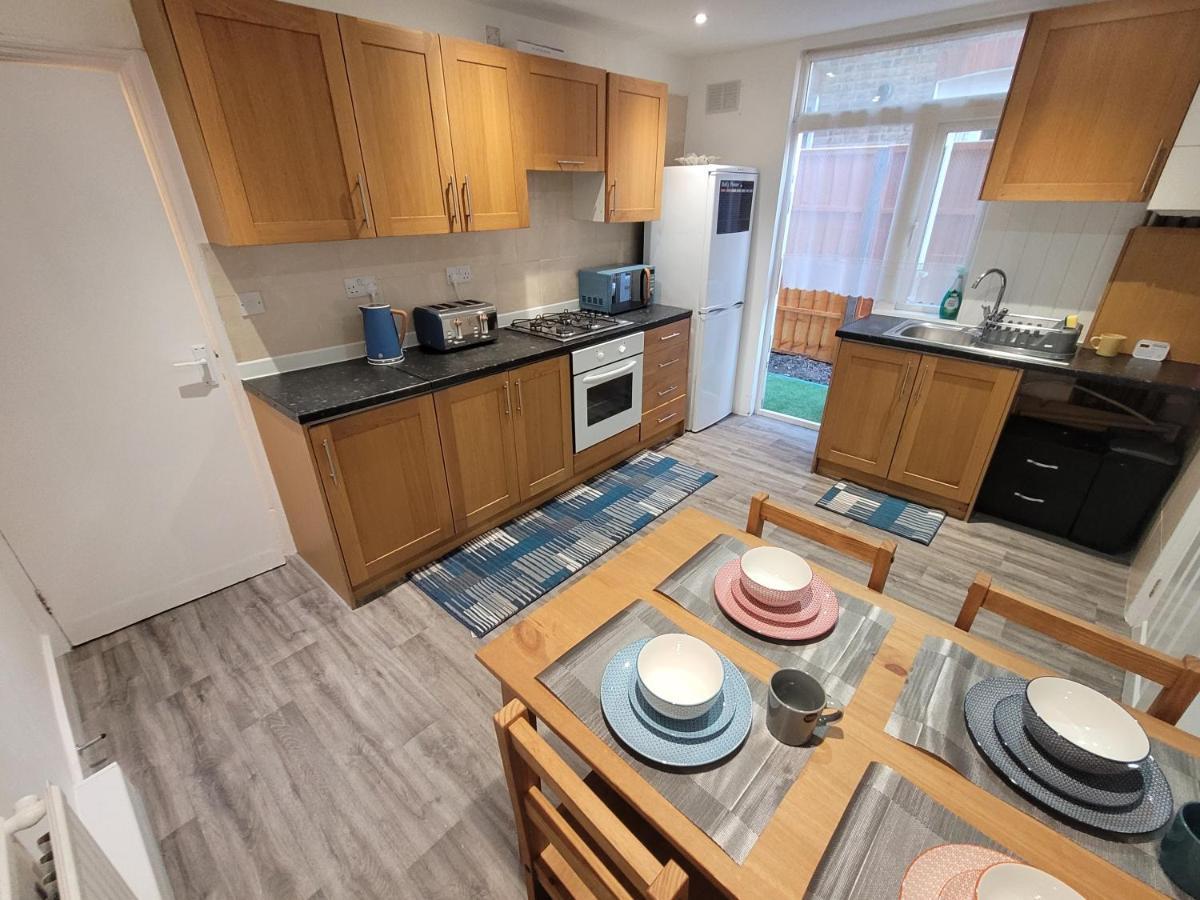 Spacious 2 Bedroom House In With Garden London