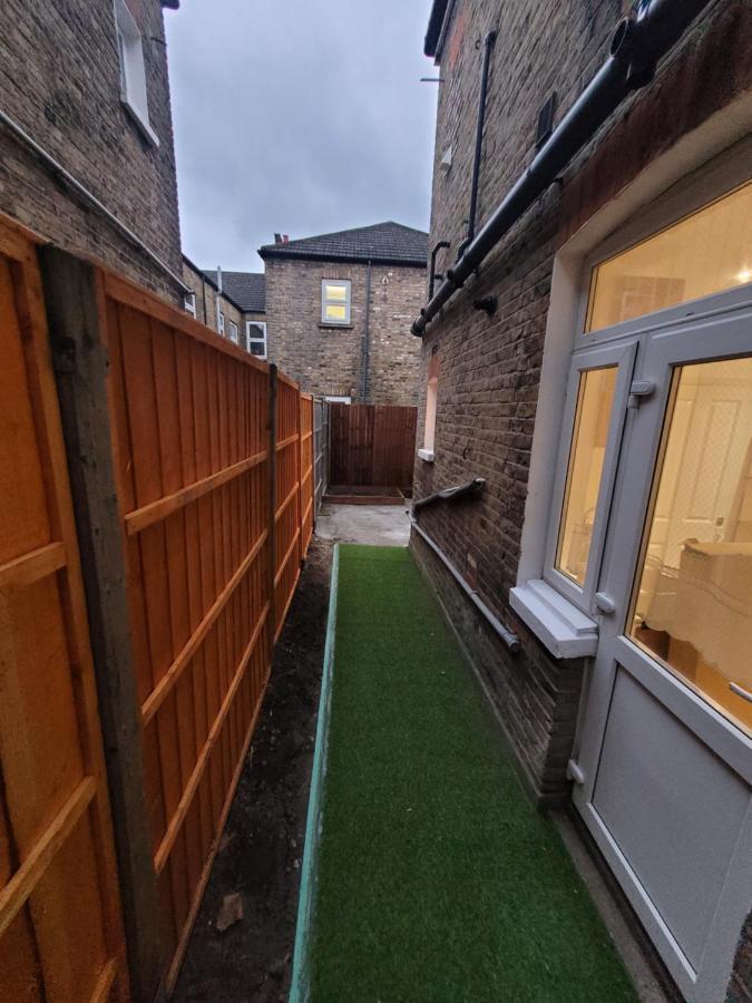 Spacious 2 Bedroom House In With Garden