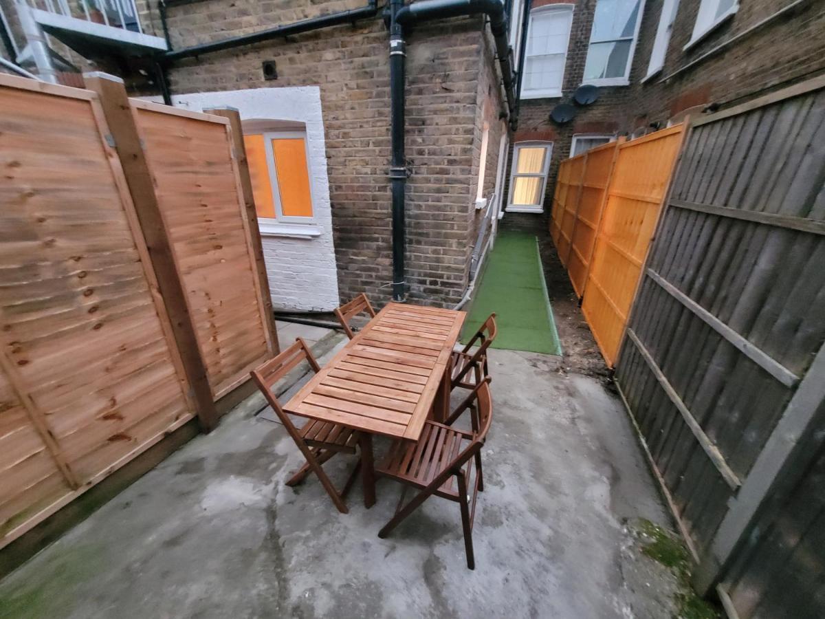 Spacious 2 Bedroom House In With Garden *