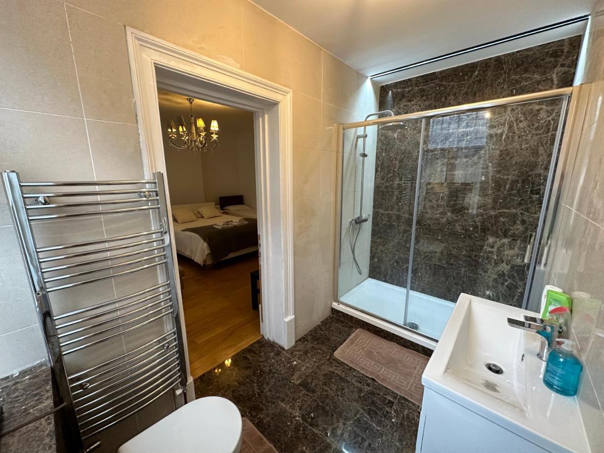 En & Private Bathroom, In Marylebone, Paddington #room Name Is Paris# Habitación en casa particular Londres