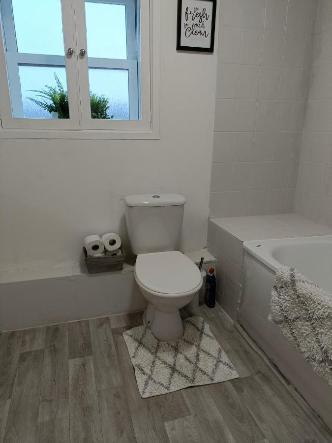 2 Bed Functional House Close To Manor Park Train Station Feriehus