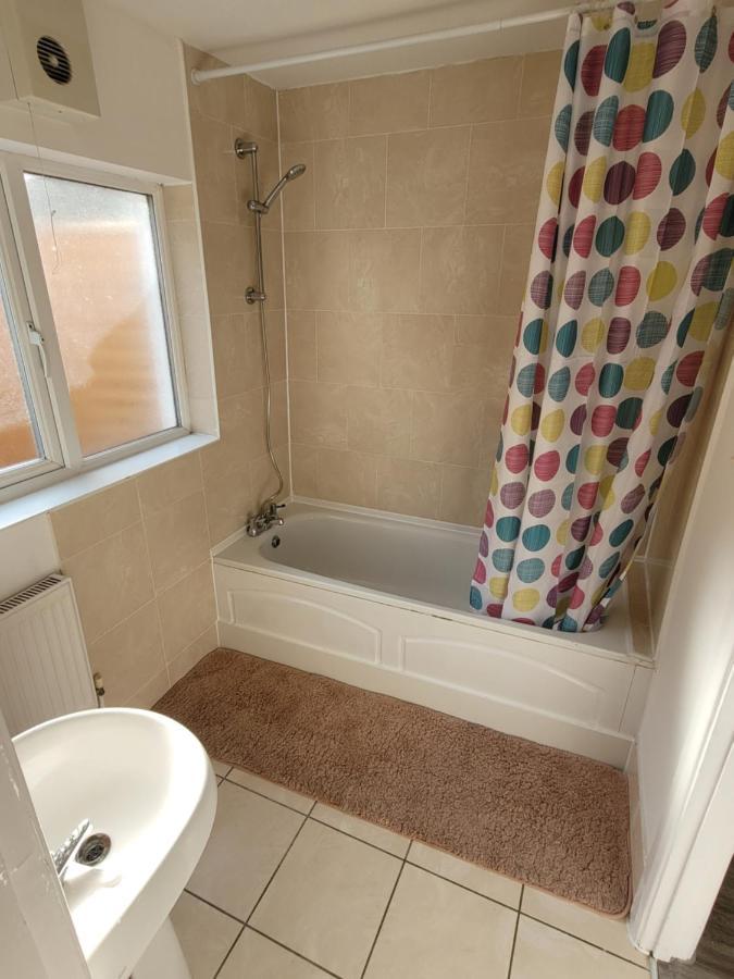 Spacious 2 Bedroom House In With Garden Feriehus London