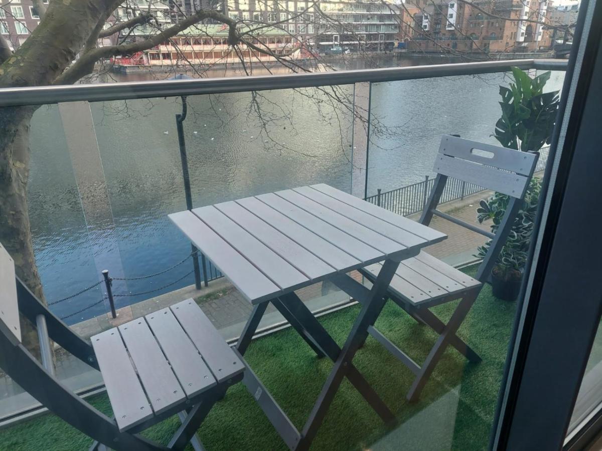 2 Bed Waterfront Luxury Apartment, E14 London