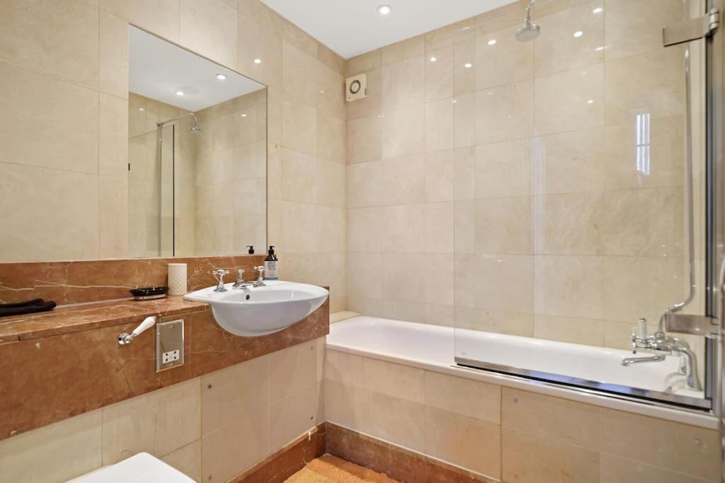 Three Bedroom Flat In Belgravia London