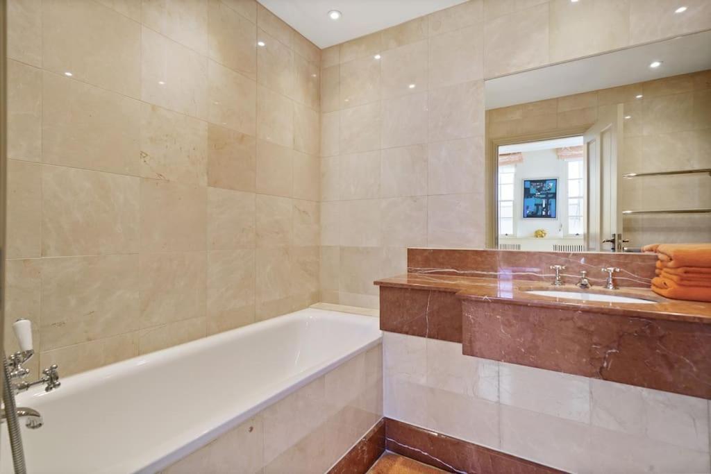 Three Bedroom Flat In Belgravia Apartment *