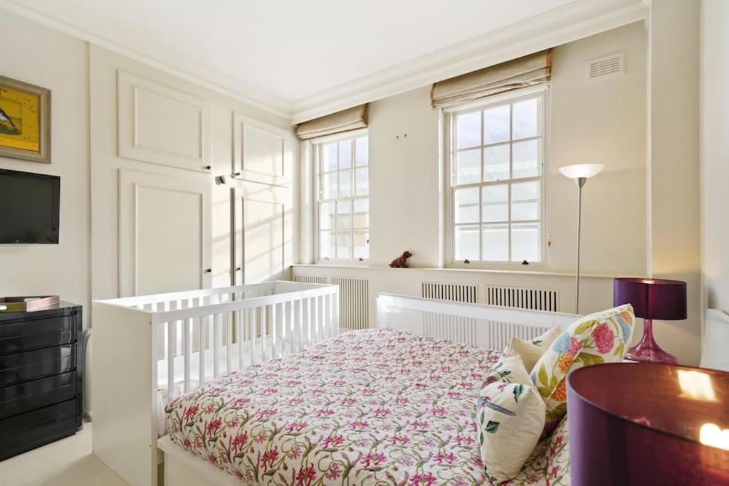 Three Bedroom Flat In Belgravia Apartment *