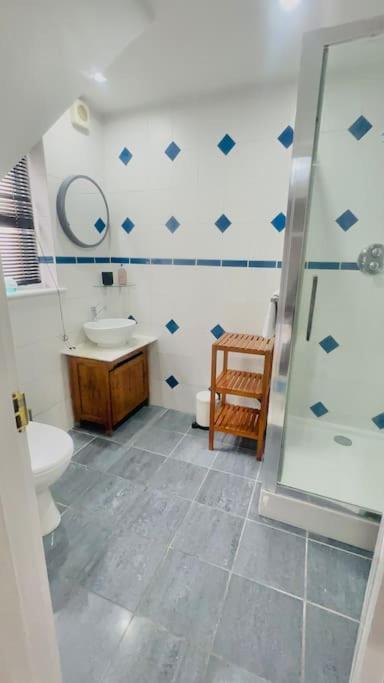 Apartment Amazing Location - Of London- 2 Bedroom Stunning Canal View House With Private Garden,parking & Balcony *