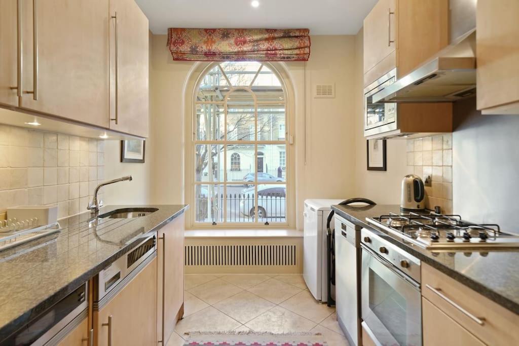 Three Bedroom Flat In Belgravia Apartment *
