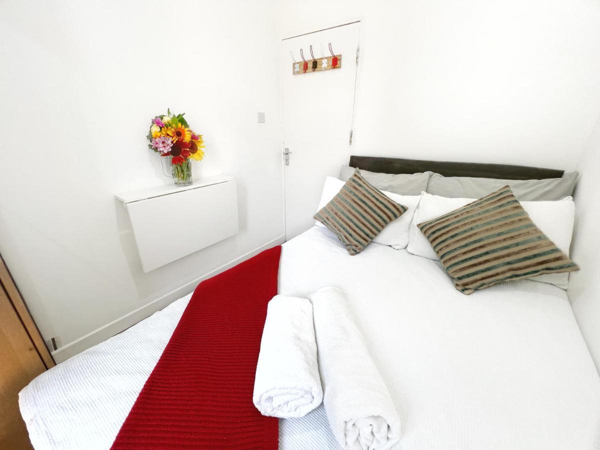 Pensión Luxurious House Near Excel- Air Conditioning, 9 Beds, 2 Baths, Garden, Fast Wifi Londres