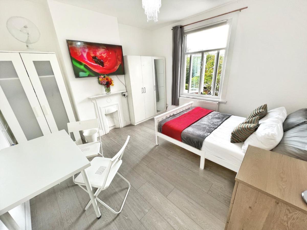 Pensión Luxurious House Near Excel- Air Conditioning, 9 Beds, 2 Baths, Garden, Fast Wifi *