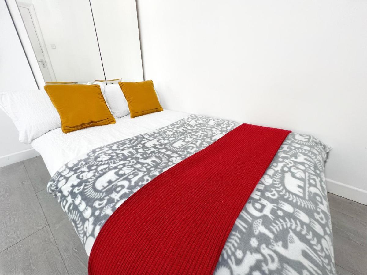 Luxurious House Near Excel- Air Conditioning, 9 Beds, 2 Baths, Garden, Fast Wifi * Londres