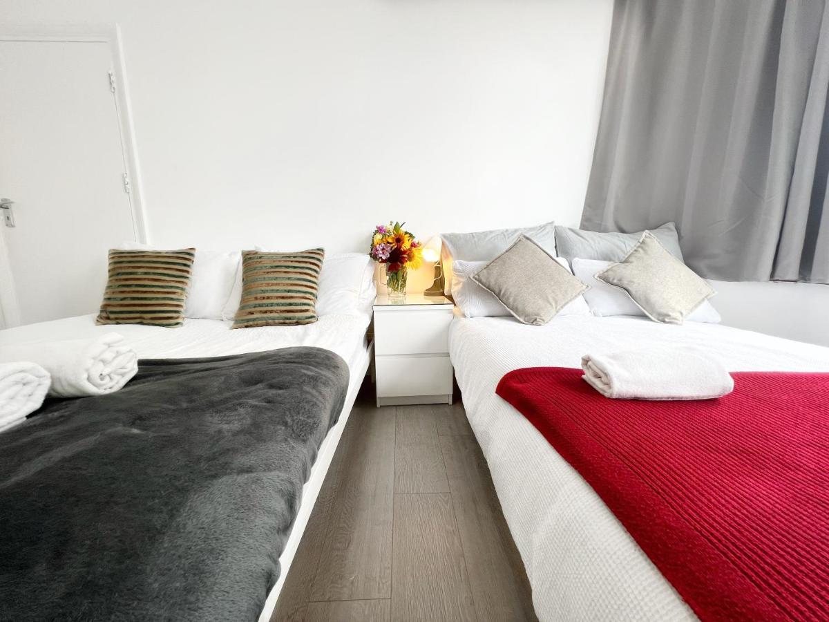 Pensión Luxurious House Near Excel- Air Conditioning, 9 Beds, 2 Baths, Garden, Fast Wifi *