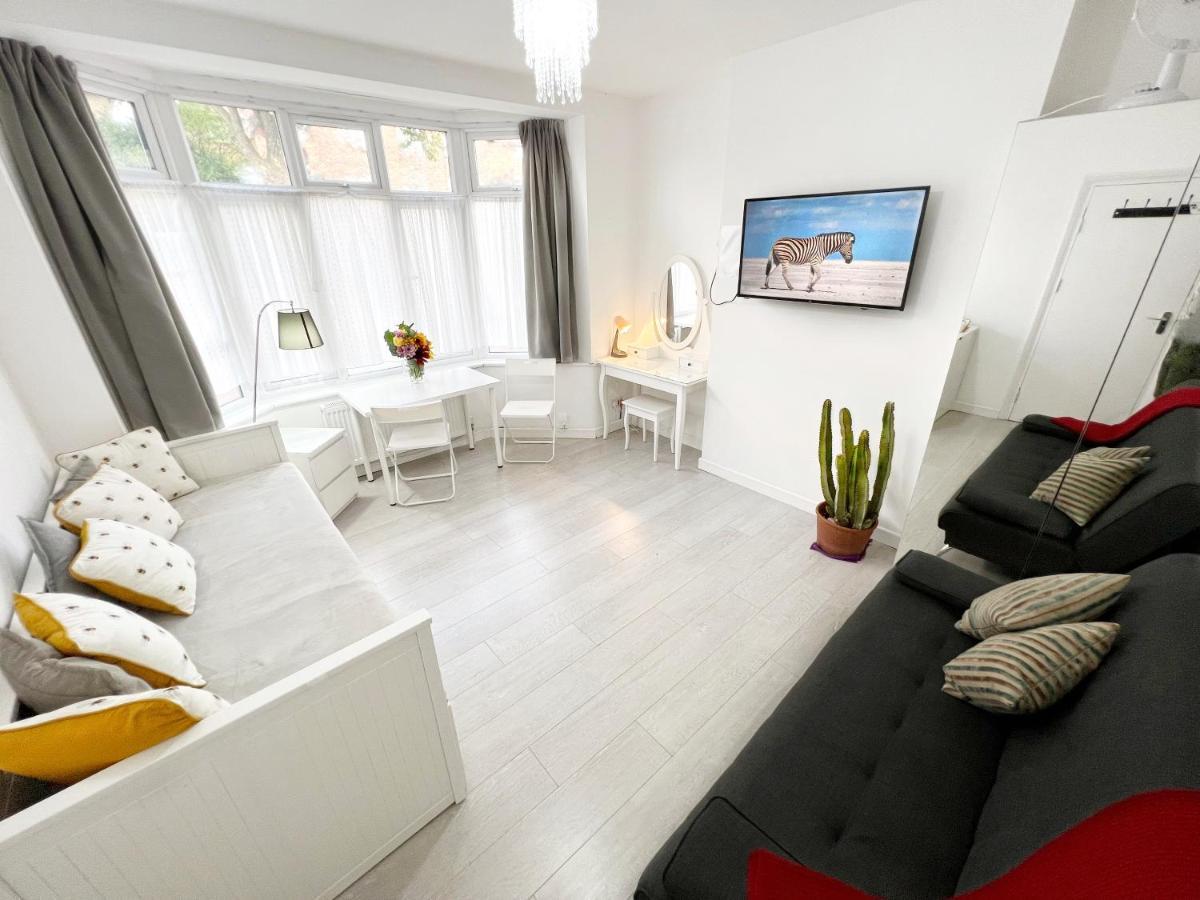 Luxurious House Near Excel- Air Conditioning, 9 Beds, 2 Baths, Garden, Fast Wifi *