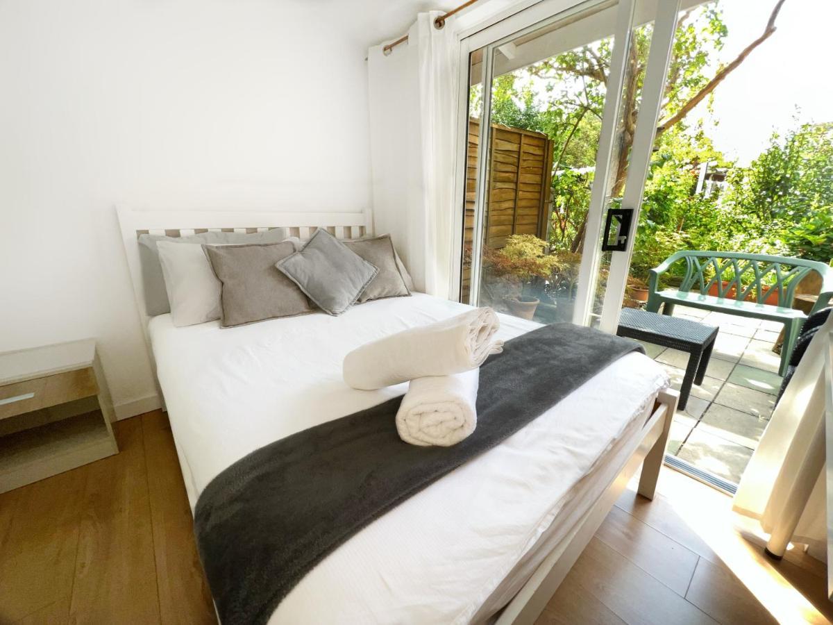 Luxurious House Near Excel- Air Conditioning, 9 Beds, 2 Baths, Garden, Fast Wifi * Londres