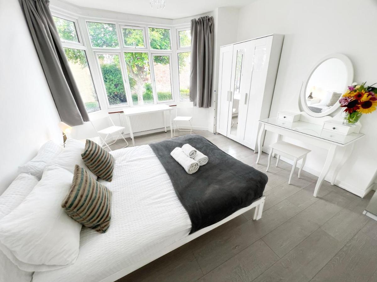 Luxurious House Near Excel- Air Conditioning, 9 Beds, 2 Baths, Garden, Fast Wifi Pensión
