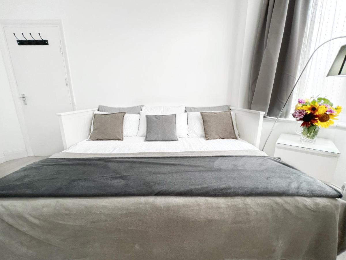 Luxurious House Near Excel- Air Conditioning, 9 Beds, 2 Baths, Garden, Fast Wifi Pensión