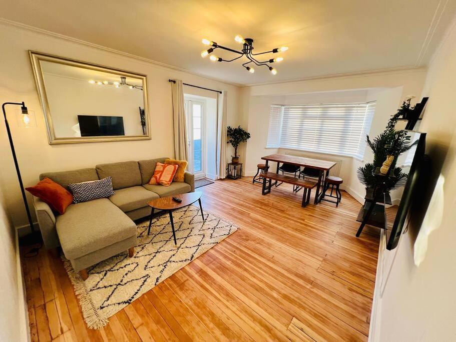 Stunning Flat With Roof Terrace In Streatham London