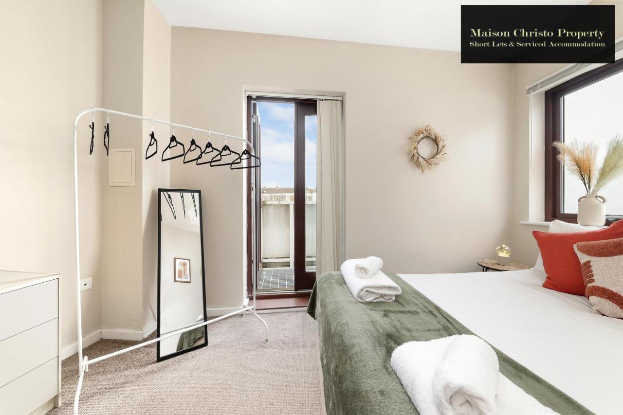 Eden 2bedroom Sleeps 6 In With Wifi & Leisure By Maison Christo Short Lets & Serviced * London