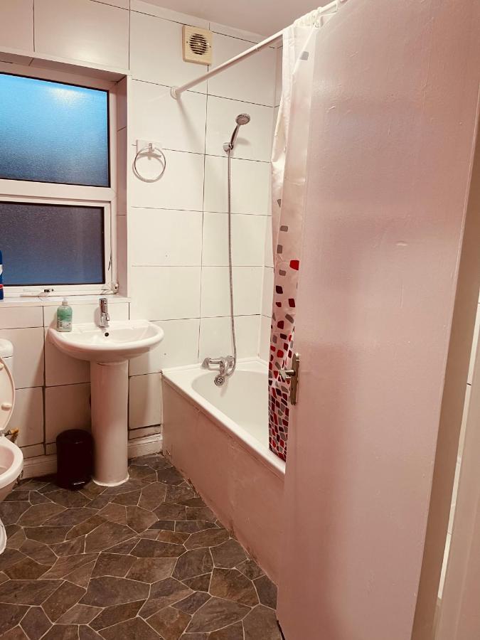 Leilighet 03 Bedroom Apartment-self Check In London