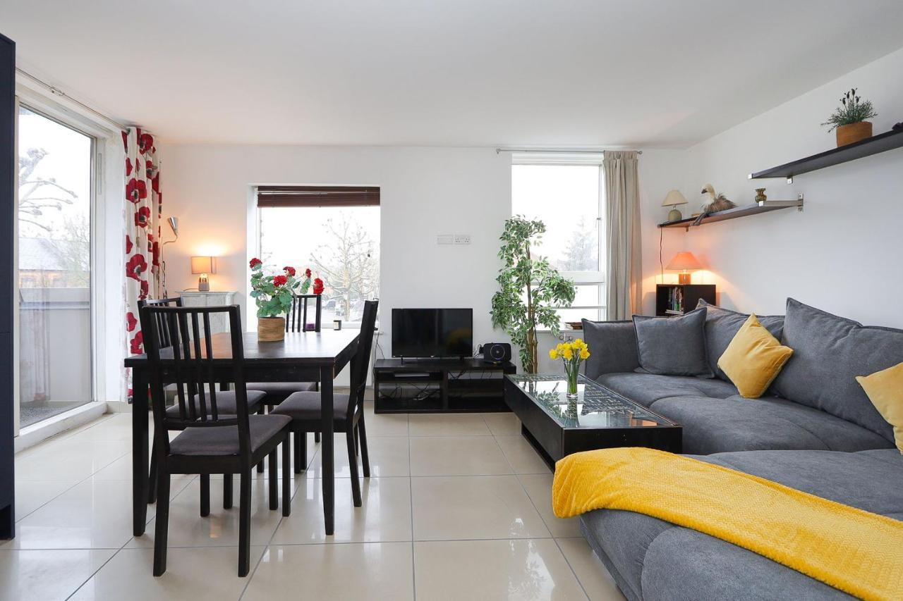 2-bed 2-bath Flat Around The Corner From Portobello Market Apartment *
