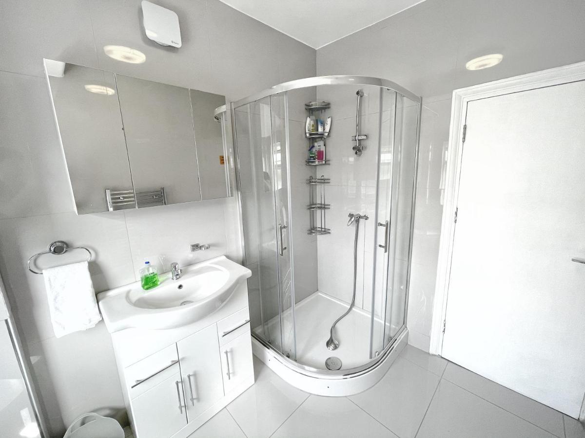 Luxurious House Near Excel- Air Conditioning, 9 Beds, 2 Baths, Garden, Fast Wifi Pensión