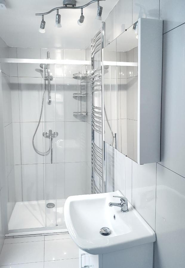 Luxurious House Near Excel- Air Conditioning, 9 Beds, 2 Baths, Garden, Fast Wifi *