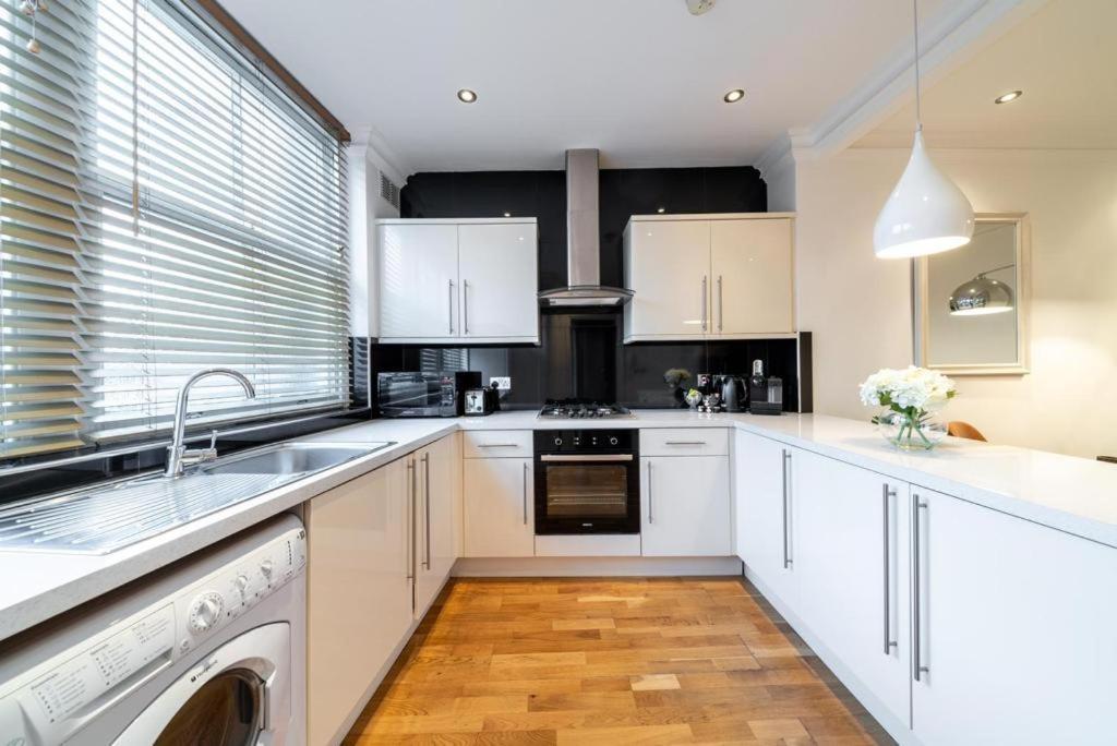 Kensington High Street Flat 2 Bedroom *