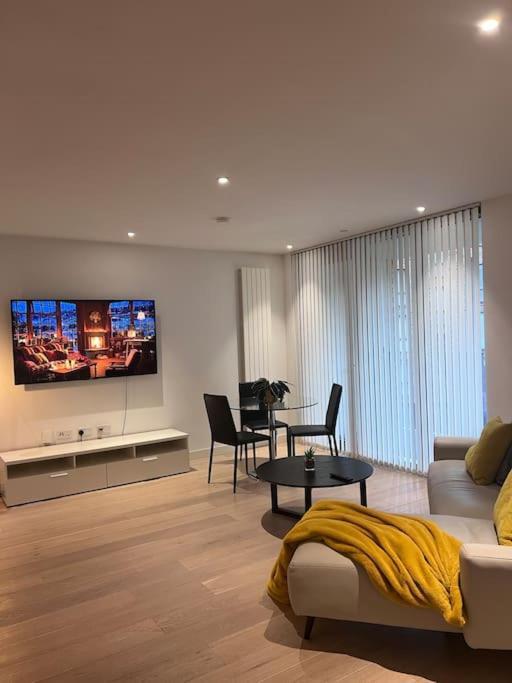Apartment Lovely 2 Bed In Royal Wharf *
