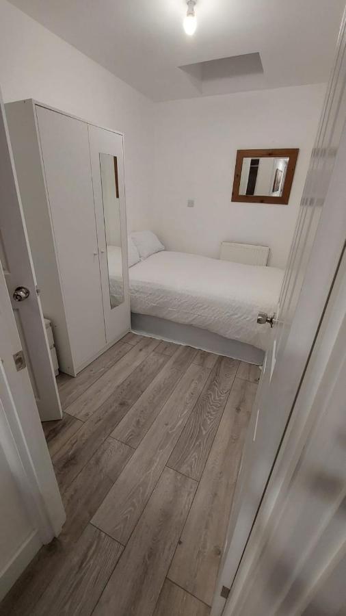 Guest house Double En-suite Available In 3 Bed Apt *