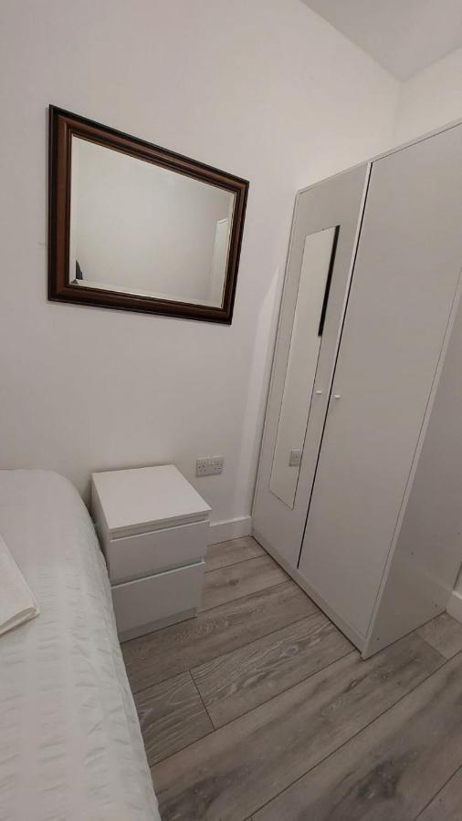 Double En-suite Available In 3 Bed Apt Guest house